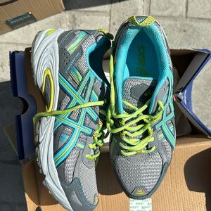ASICS Sz 8 Running Tennies